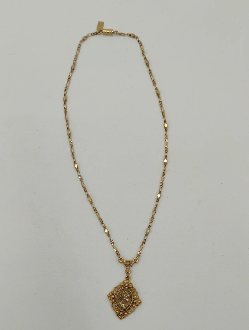 1928 Victorian Revival Cameo Style Gold Tone Necklace 16" - Picture 5 of 5